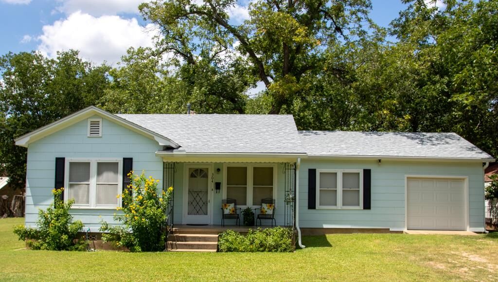 Property Photo:  304 Crockett St  TX 78624 