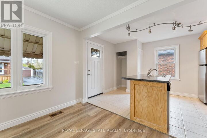 Property Photo:  65 East 11th Street Upper  ON L9A 3T3 