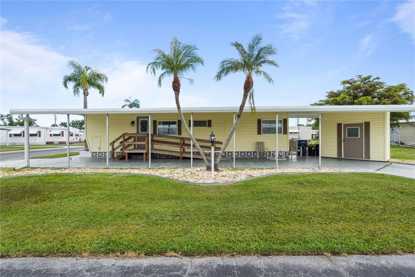 Property Photo:  5319 Chateau Lane  FL 34207 