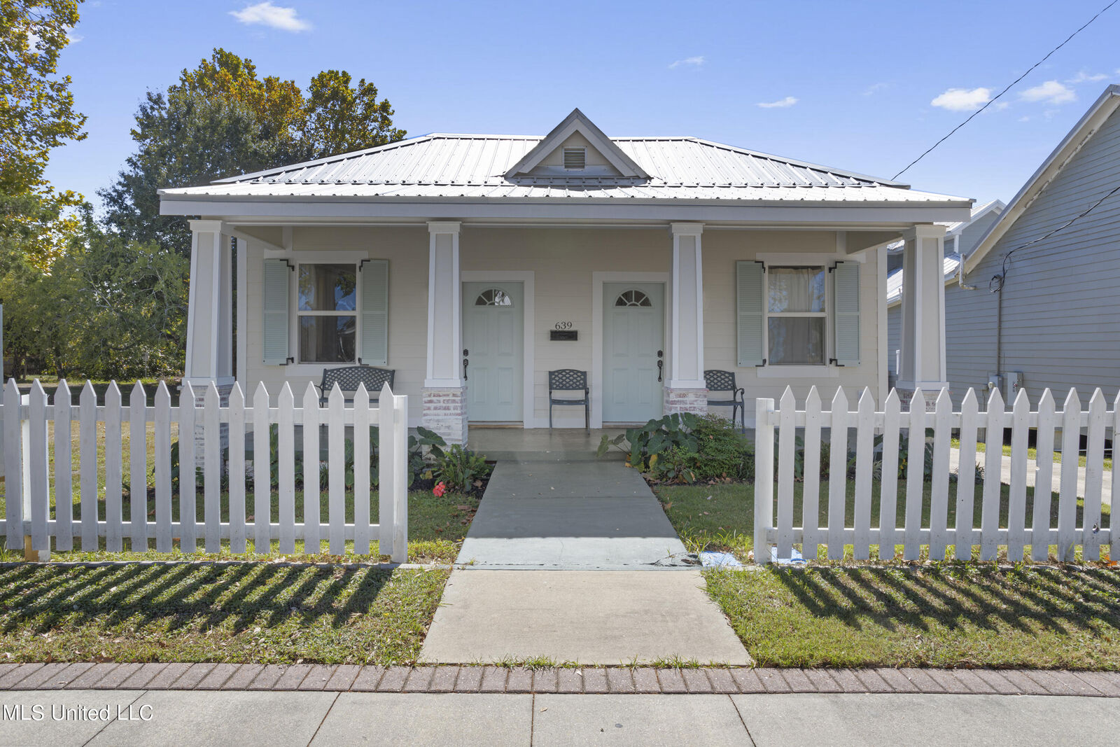 Property Photo:  639 Howard Avenue  MS 39530 
