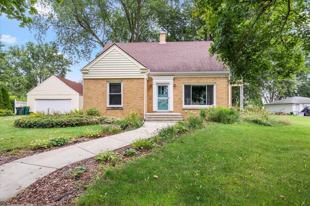 Property Photo:  1121 N 11th Ave  WI 53090 