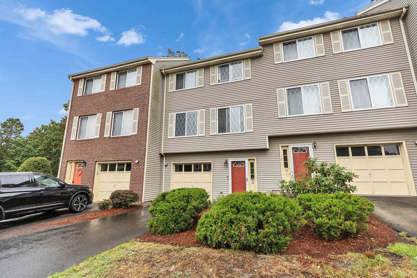 Property Photo: 12 Lynn Drive NH 03054