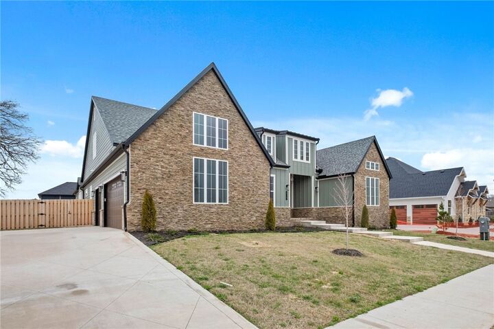 Property Photo:  810 Greenhorn Street  AR 72712 