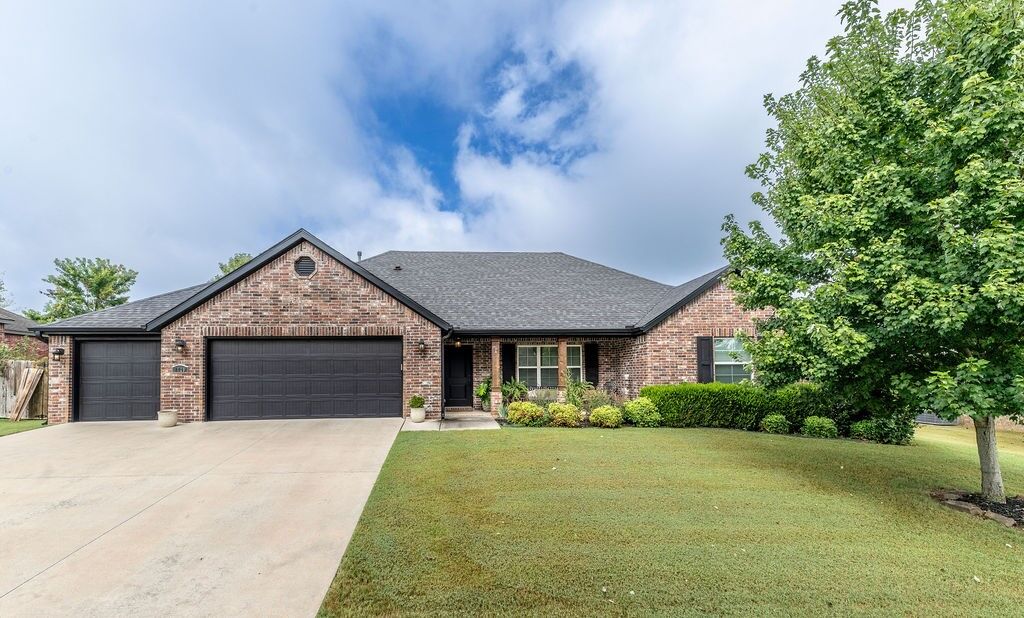 Property Photo:  1729 S Harding Place  AR 72701 