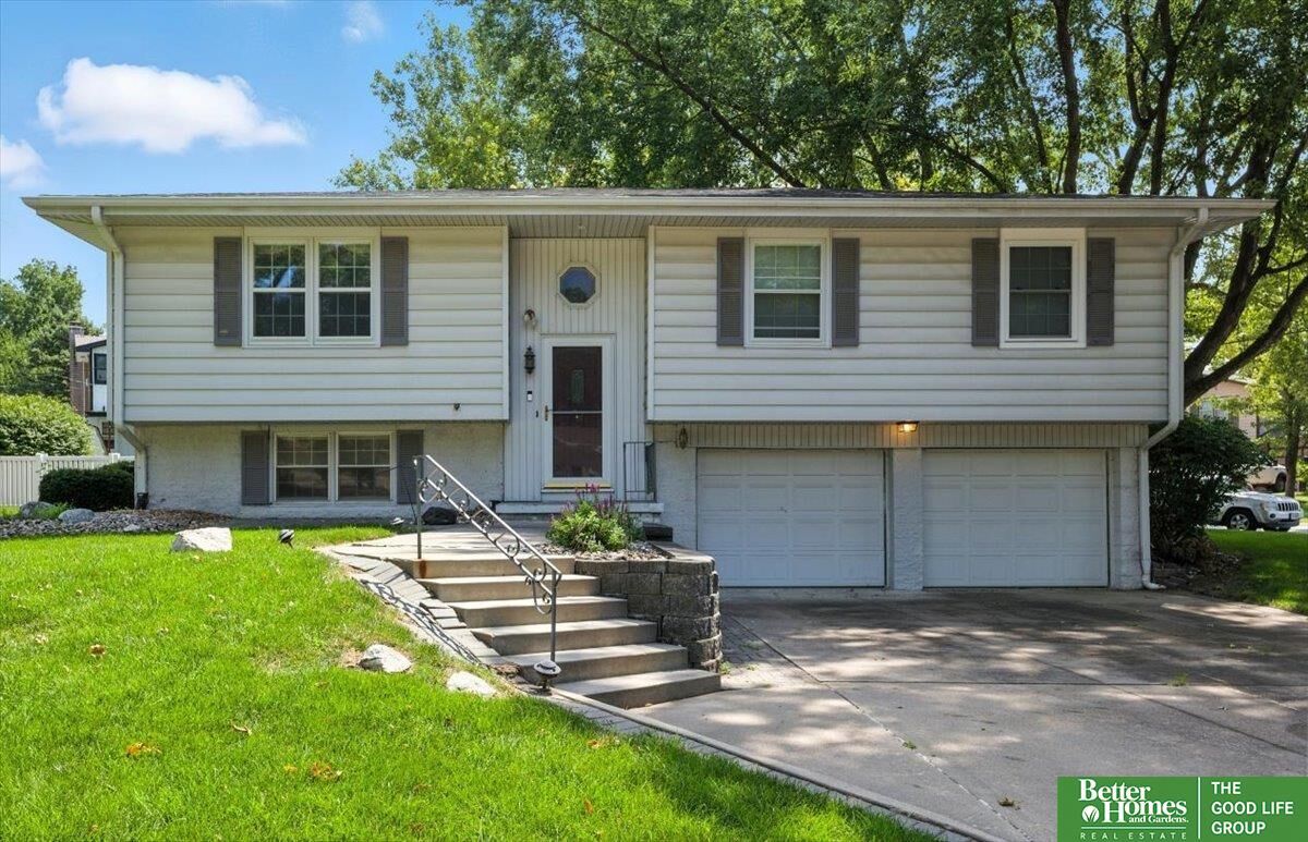 Property Photo: 101 N Kings Circle NE 68005