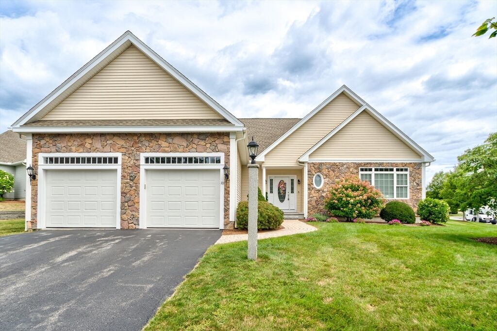 Property Photo:  10 Dunrobin Cir 10  MA 01844 