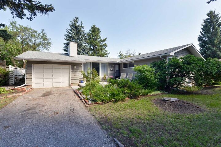 6424 Laurentian Way SW  Calgary AB T3E 5N1 photo