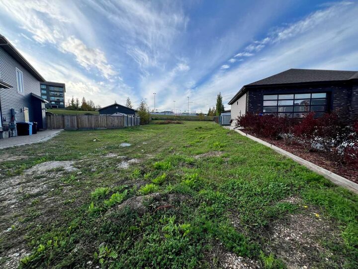 Property Photo:  125 Shalestone Place  AB T9K 0T5 
