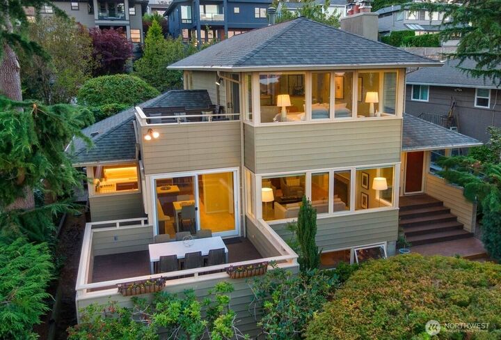 Property Photo:  6845  52nd Avenue NE  WA 98115 