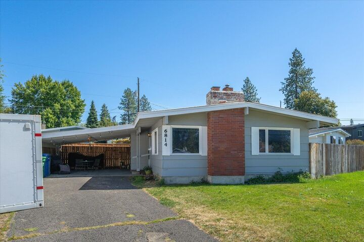Property Photo: 6814 N Lincoln Ave WA 99208