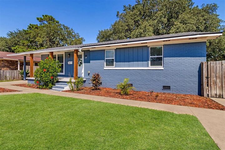 Property Photo: 924 Division Street FL 32034