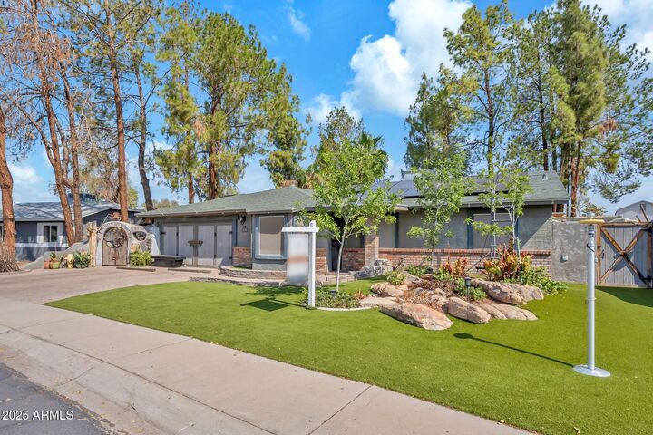 Property Photo: 238 E Leah Lane AZ 85234