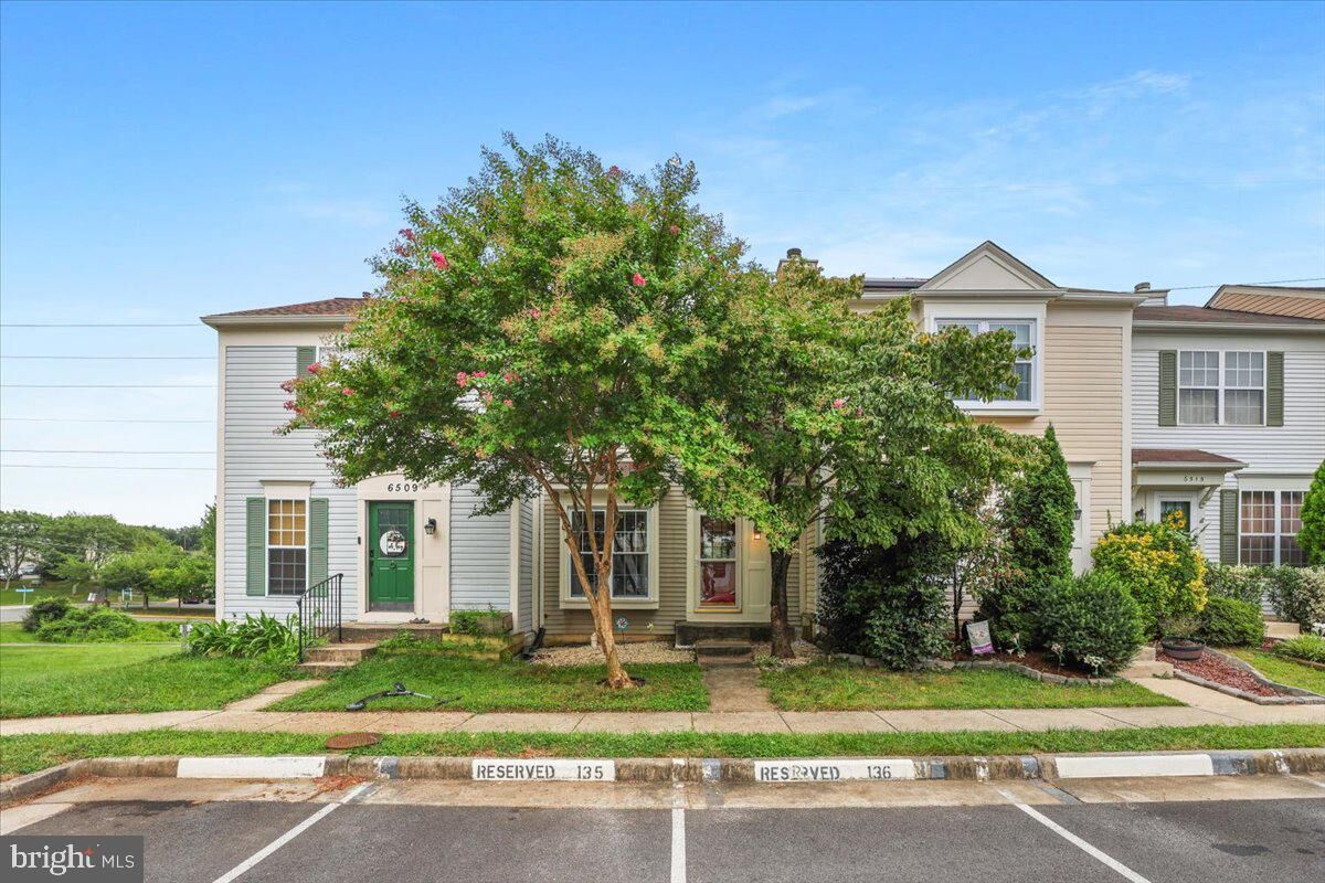 Property Photo: 6511 Old Carriage Lane VA 22315