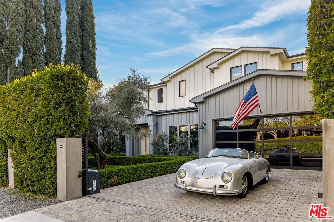 Property Photo:  4533 Gentry Ave  CA 91607 