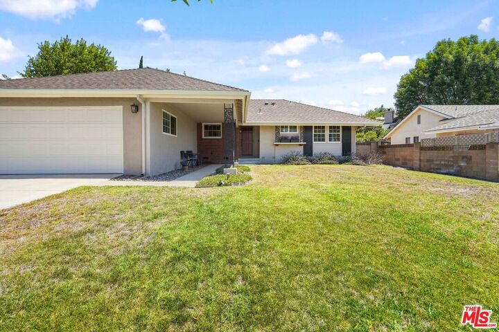 Property Photo: 872 La Grange Ave CA 91320