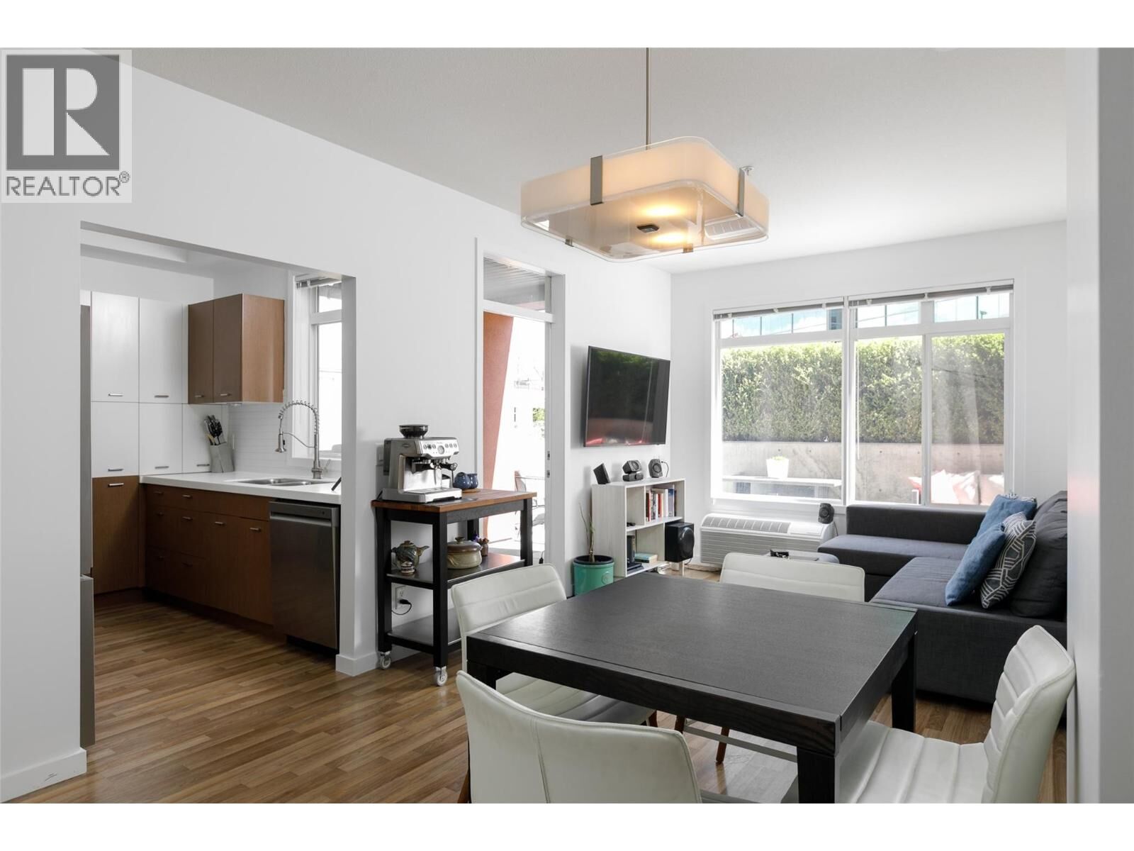 Property Photo: 1550 Dickson Avenue 110 BC V1Y 9Y8