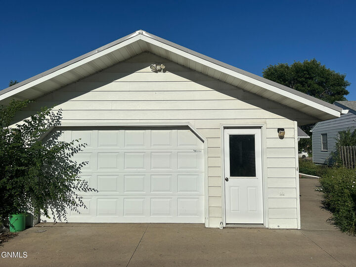 Property Photo: 905 6th Avenue SE ND 58401