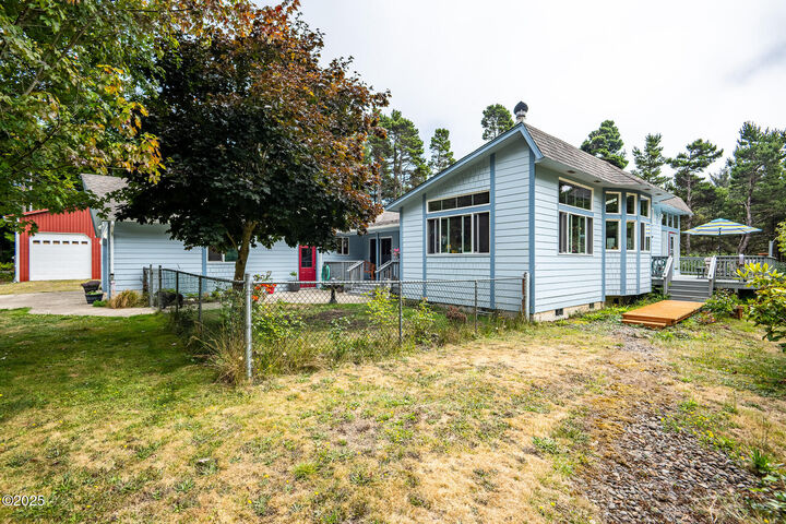Property Photo: 3877 SW Dahlia Lane OR 97394