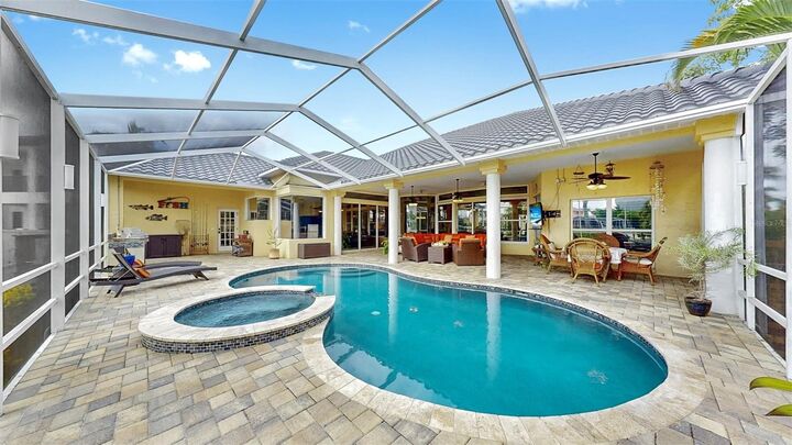 Property Photo: 914 Capriccio Lane FL 33572