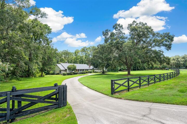 Property Photo: 413 SW 97th Terrace FL 32607