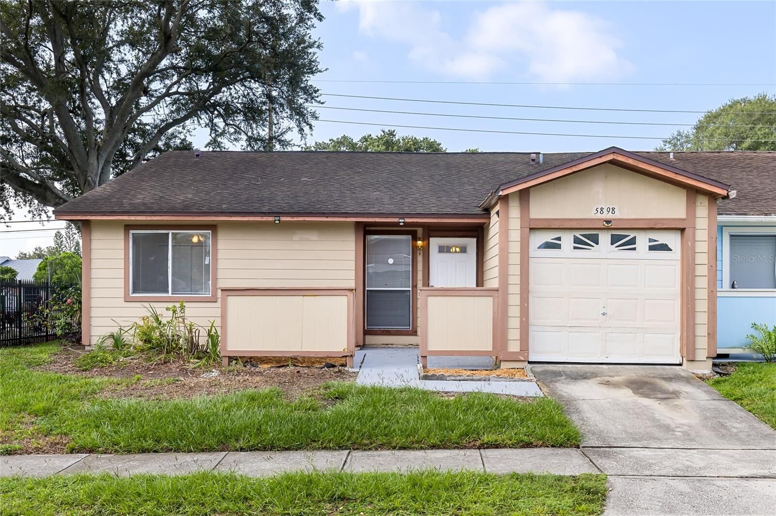 Property Photo: 5898 Sagunto Street FL 32807