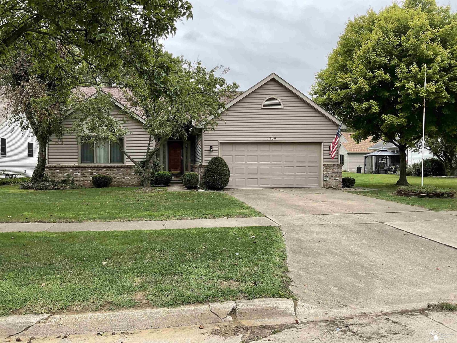 Property Photo:  1704 W Fredericks Drive  MI 48162-5116 