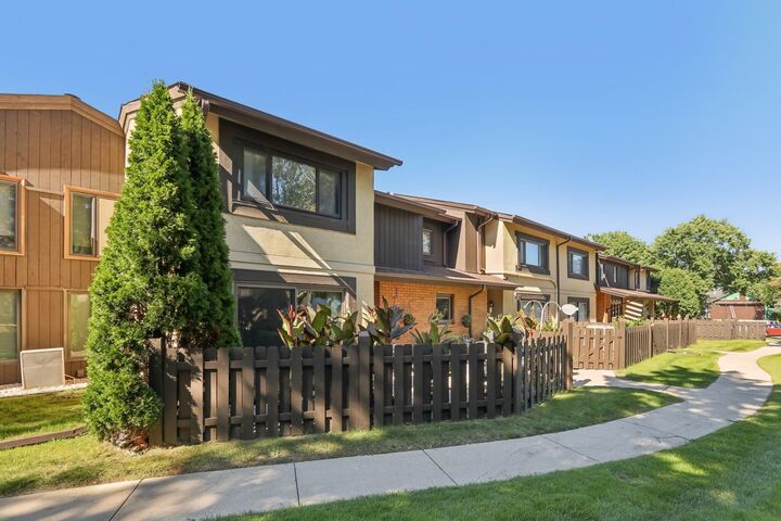 5247 S Somerset Ln 113  Greenfield WI 53221 photo