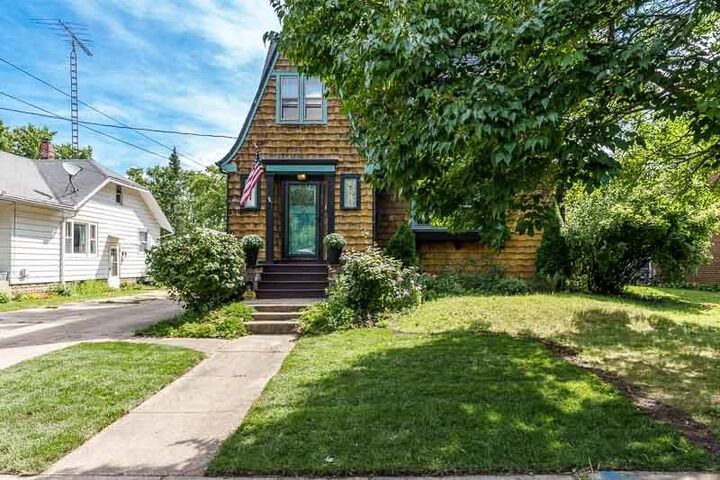 Property Photo: 828 N 9th Street IL 60115