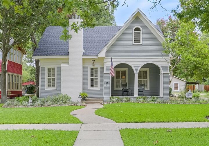 Property Photo: 311 E Marvin Avenue TX 75165