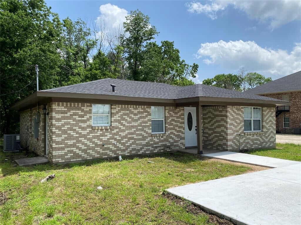 Property Photo:  305 W 3rd Street  TX 76626