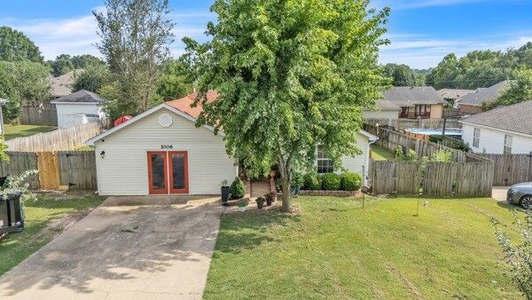 Property Photo: 1006 E Longview Drive AR 72756
