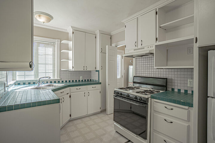 Property Photo: 1008 Queen Anne Avenue OR 97504