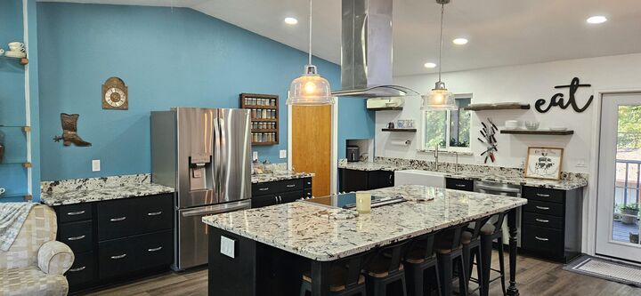 Property Photo: 1617 SW Jordan Street OR 97526