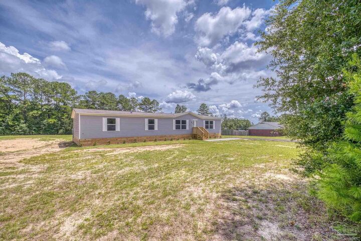 Property Photo: 4644 Farm Life Rd FL 32583