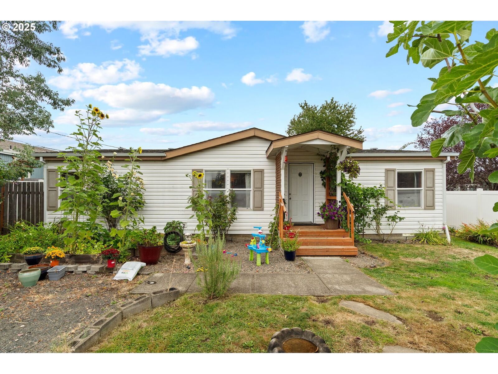 Property Photo: 614 S 10th St OR 97051