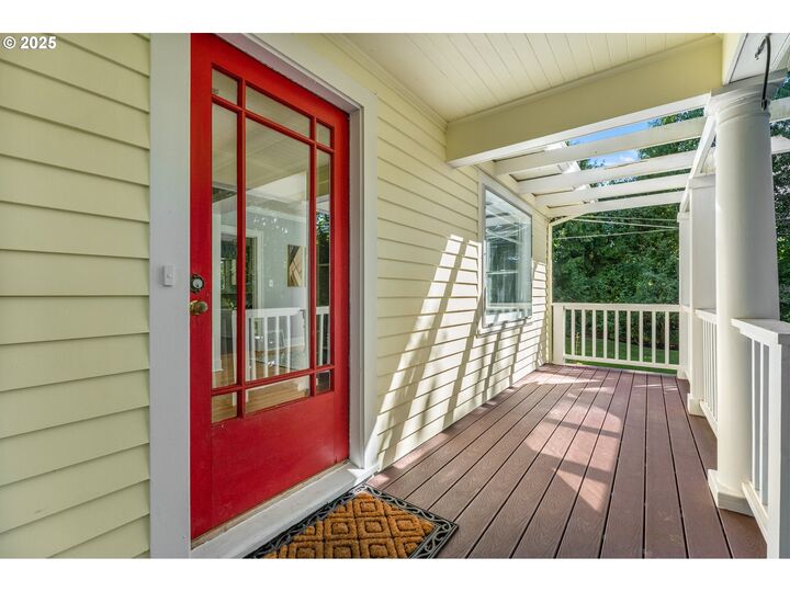 Property Photo: 2249 SW Taylors Ferry Rd OR 97219