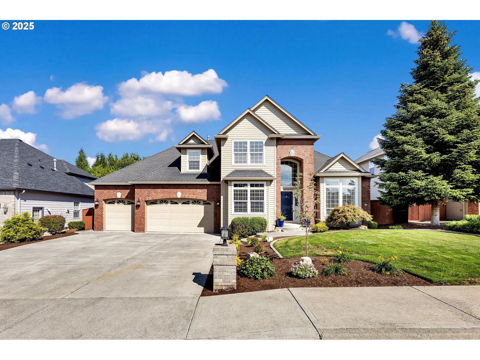 Property Photo: 13711 NW 49th Ave WA 98685