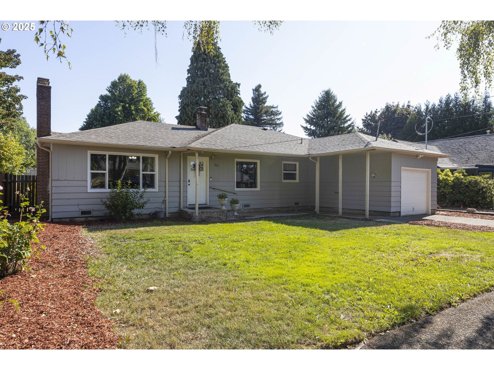 Property Photo: 825 High St OR 97071