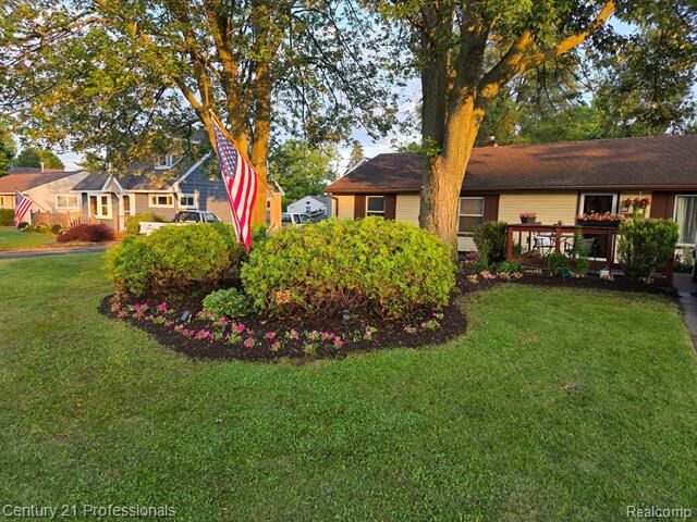 Property Photo: 7887 Elizabeth Lake Road MI 48327