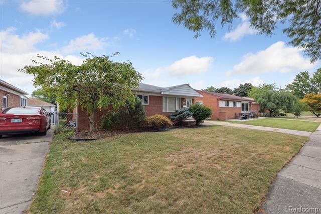 Property Photo: 721 Cloverlawn Boulevard MI 48146
