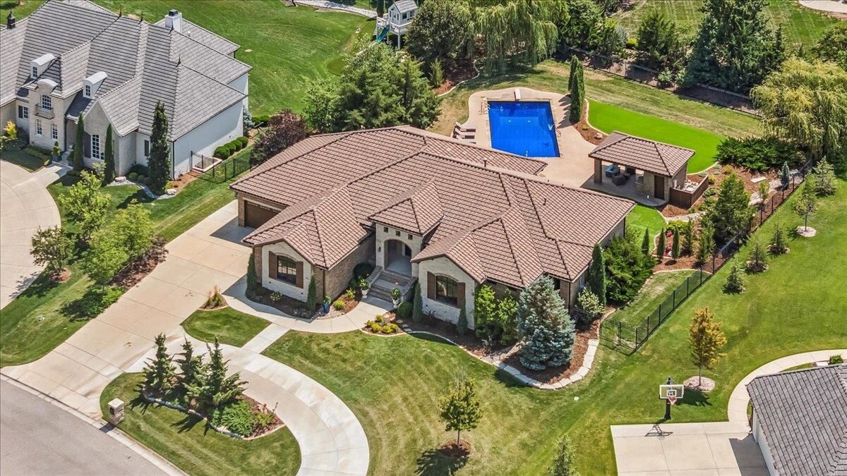 Property Photo:  10611 E Summerfield Cir  KS 67206 