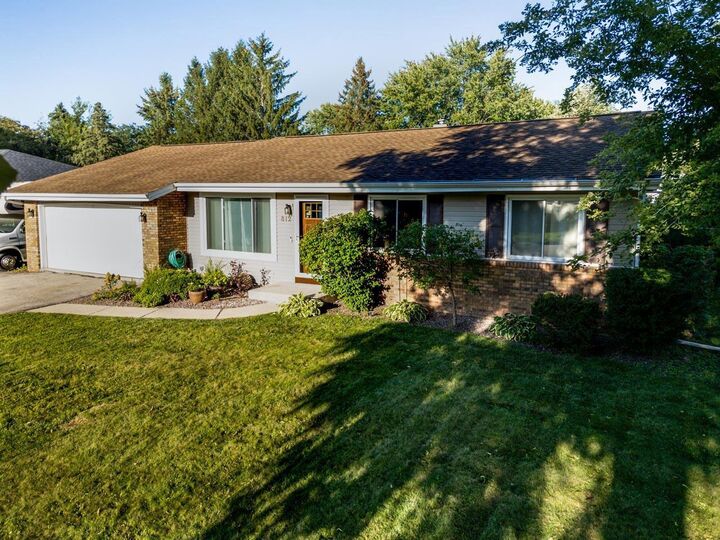 Property Photo:  812 Victoria Place  WI 53546 