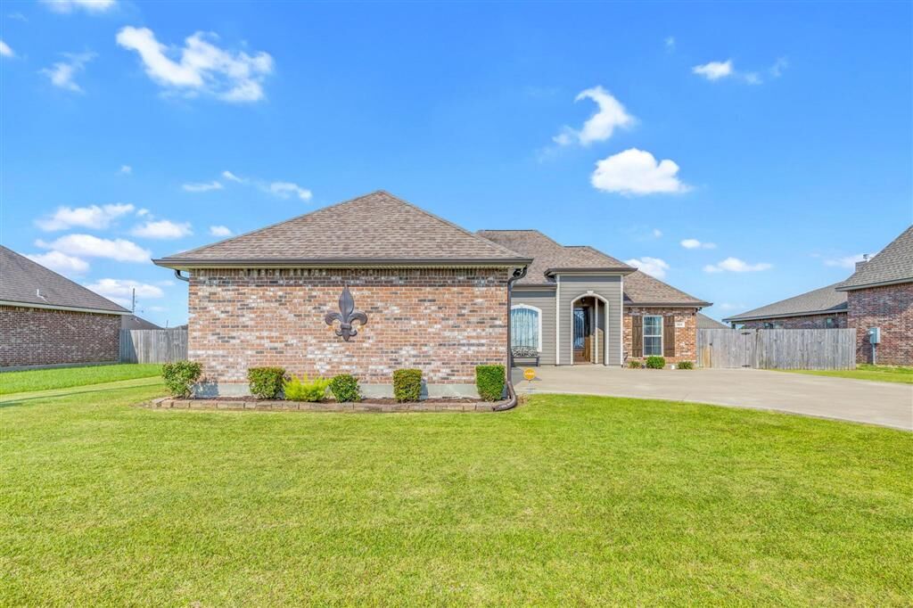 Property Photo:  104 Mayhaw Street  LA 70647 