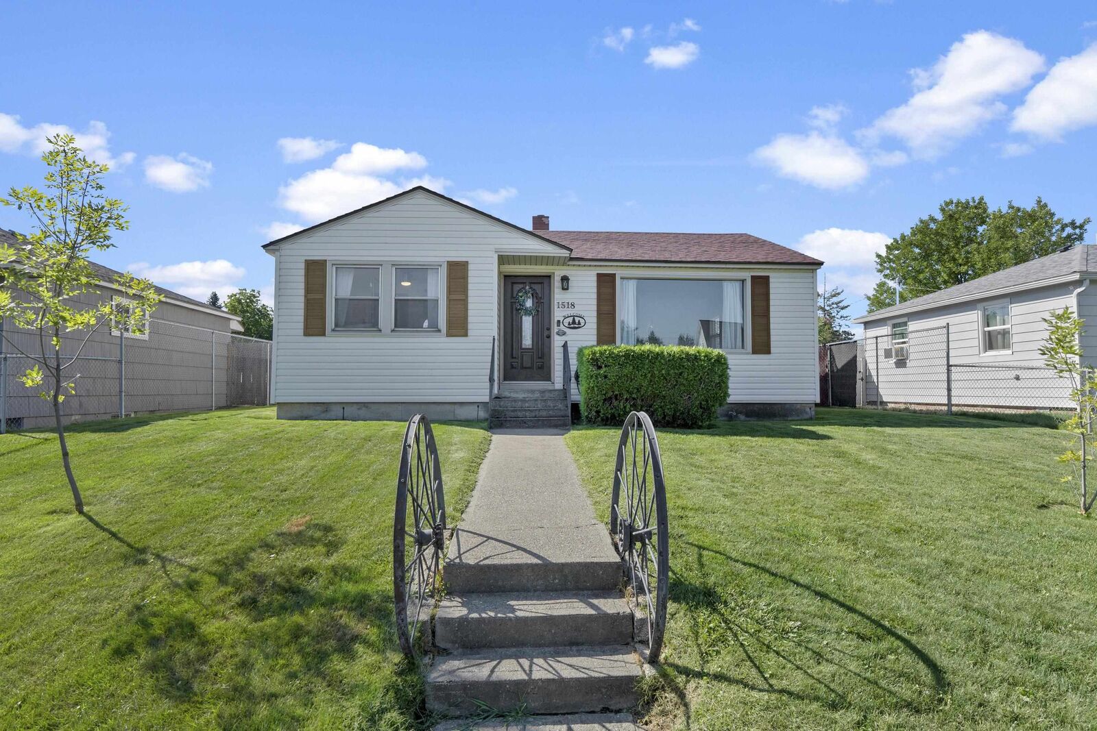 Property Photo: 1518 E Sanson Ave WA 99207