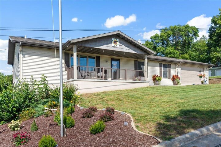 Property Photo: 1018 Skyline Dr Drive IA 51546