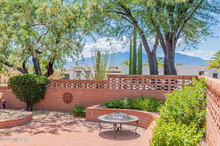 Property Photo: 983 W Camino Guarina AZ 85614