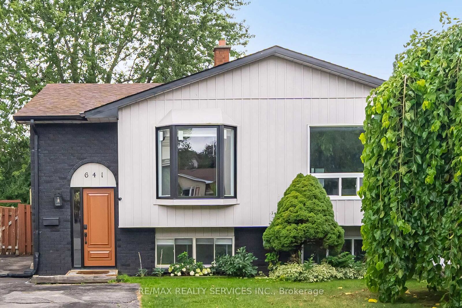 Property Photo:  641 Deauville Court  ON L1K 1R1 