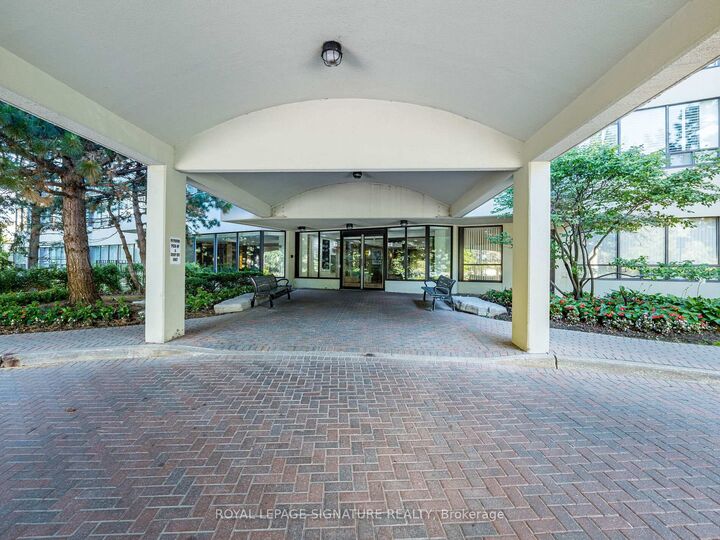 Property Photo: 24 Hanover Road 2204 ON L6S 5K8