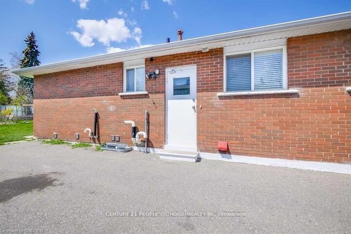 Photo de la propriété: 477 Silverstone Drive E ON M9V 3L2
