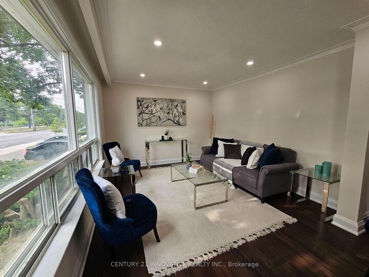 Photo de la propriété: 703 Midland Avenue ON M1K 4E3